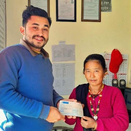 हिमालय लघुवित्तद्वारा लामाको परिवारलाई बीमा दाबी रकम भुक्तानी