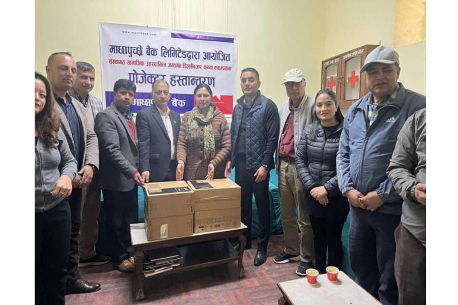 माछापुच्छ्रे बैंकद्वारा कन्या बहुमुखी क्याम्पसलाई मल्टिमिडिया प्रोजेक्टर हस्तान्तरण