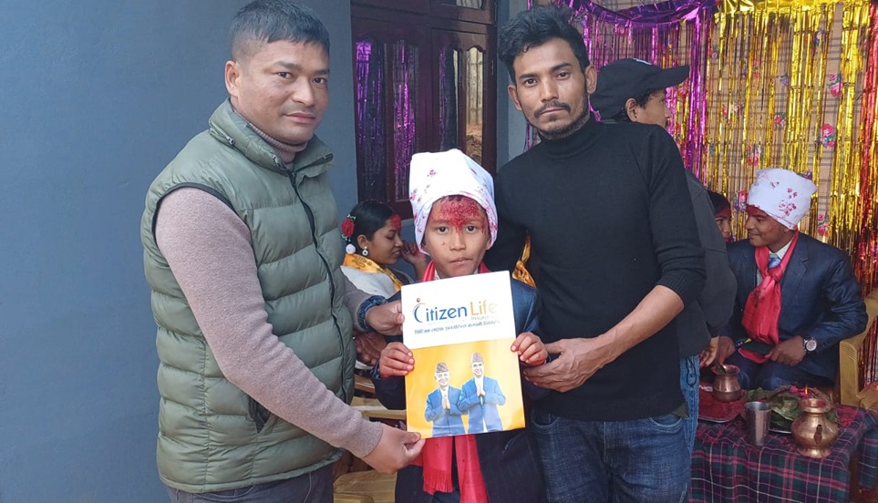 व्रतबन्धका अवसरमा छोरालाई सिटिजन लाइफको जीवन बीमा पोलिसी उपहार