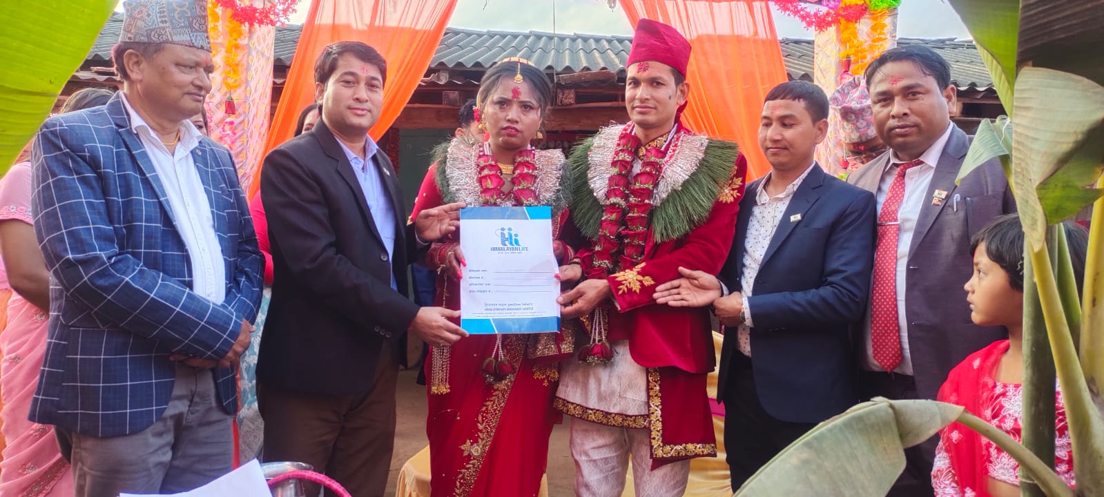 मनोज र किरणले आफ्नो विवाहको दिन खरिद गरे बीमा पोलिसी