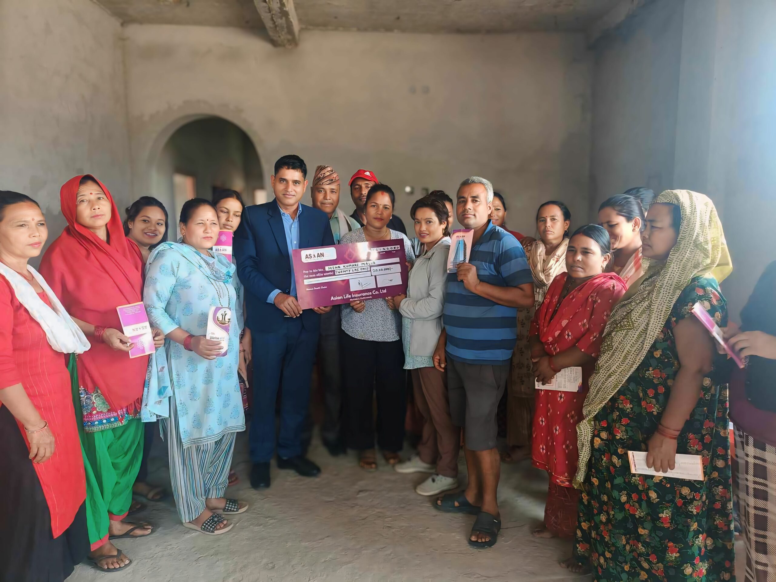 एशियन लाइफको नेपालगञ्ज शाखाद्वारा घातक रोग वापत २० लाख रुपैयाँ हस्तान्तरण