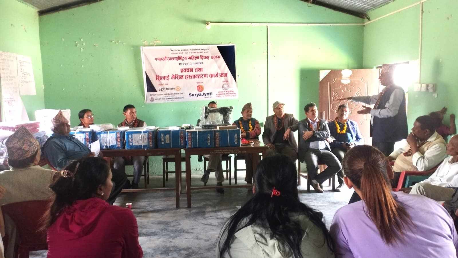 सूर्यज्योति लाइफद्वारा सिपमुलक सिलाई कटाई तालिमको लागी मेशिन तथा सामग्री वितरण