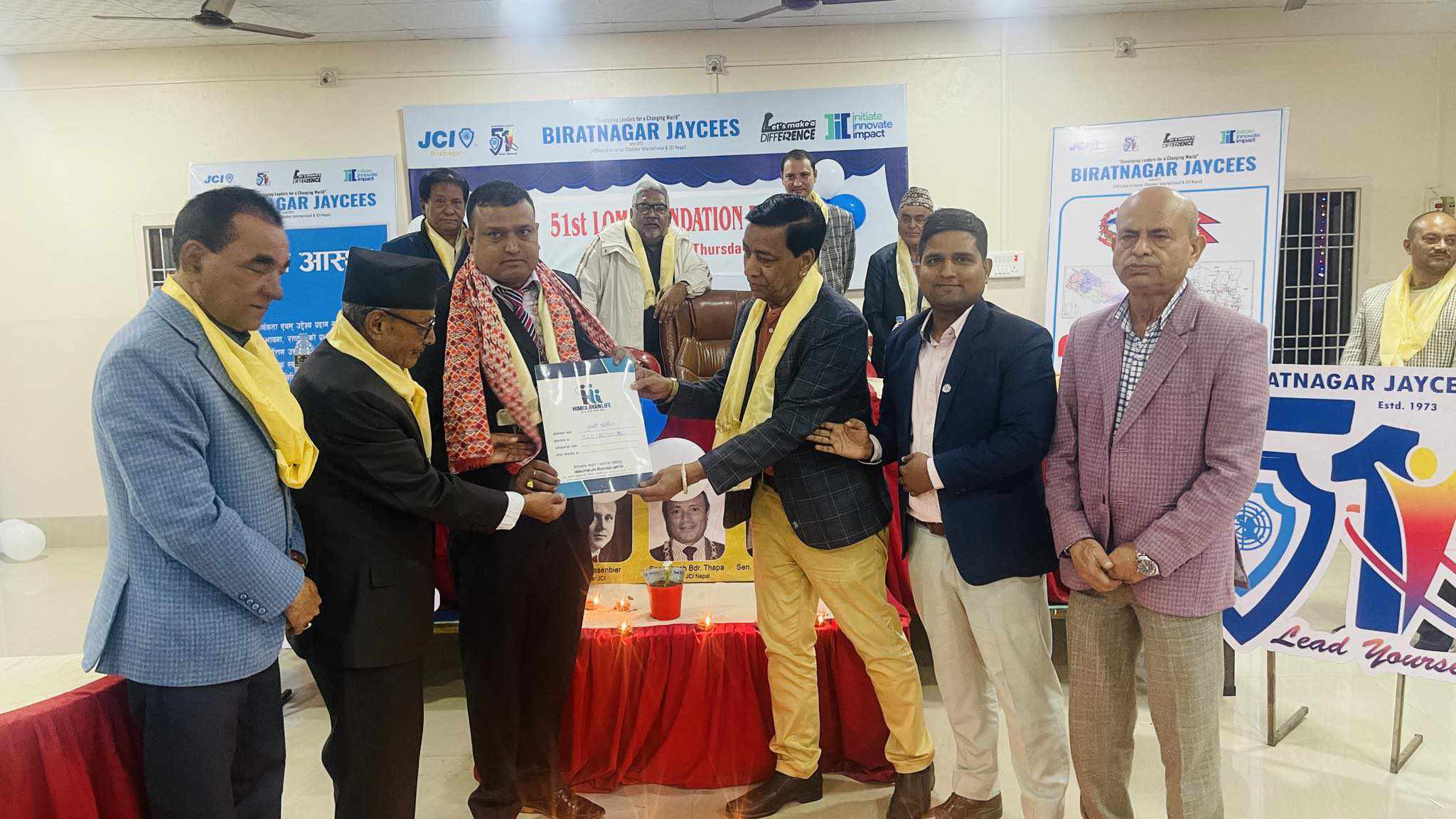 विराटनगर जेसिज स्थापना दिवसमा अध्यक्ष निरौलालाई बीमालेख उपहार