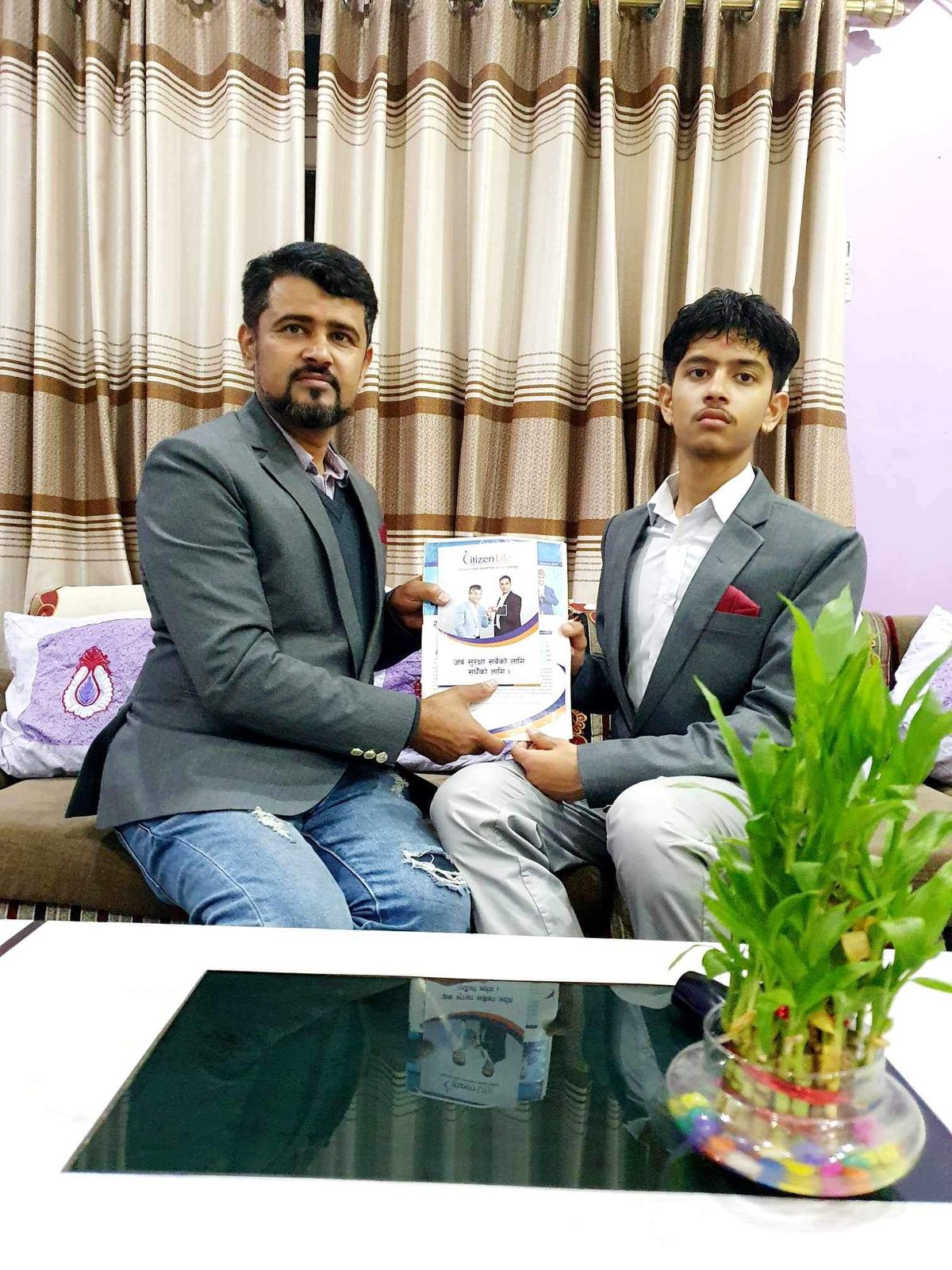 बालकृष्णले छोराको जन्मदिनमा दिए सिटिजन बाल भविष्य बीमा पोलिसी उपहार