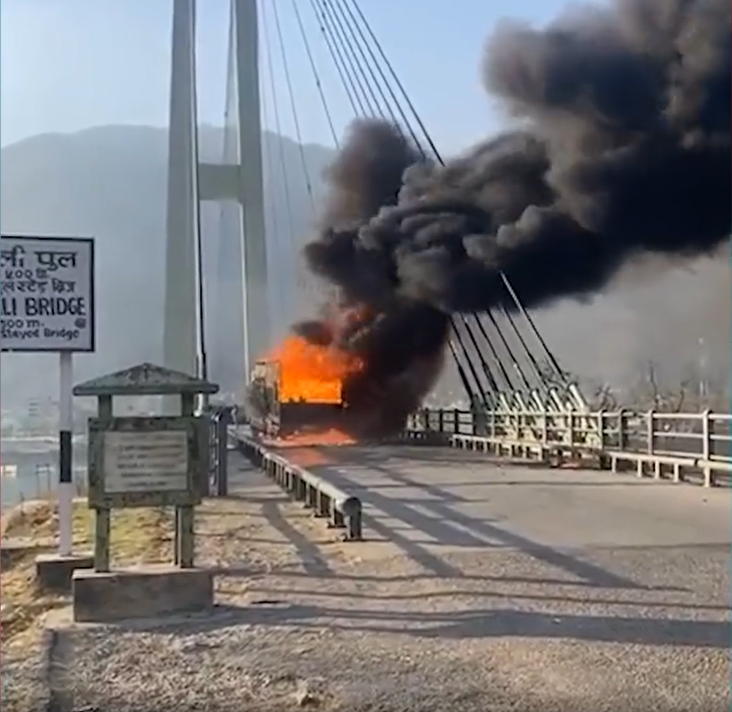 कैलालीको चिसापानी पुलमा गुड्दै गरेको ट्रकमा आगलागी