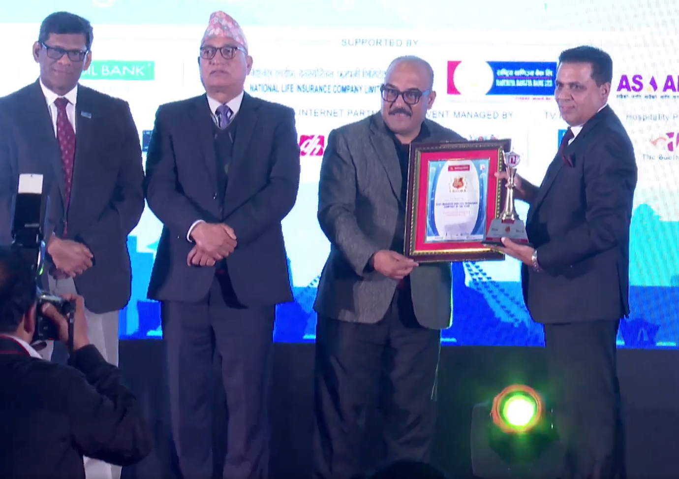 सिद्धार्थ प्रिमियर इन्स्योरेन्सले पायो उत्कृष्ट निर्जीवन बीमक अवार्ड