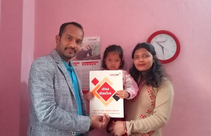 खनाल दम्पतीले दिए छोरीको जन्मदिनमा १० लाख रुपैयाँको बीमा पोलिसी उपहार