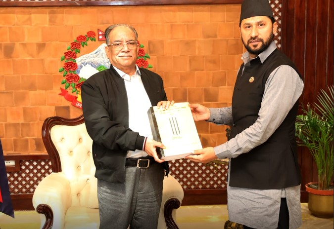 प्रधानमन्त्री दाहाललाई गृहमन्त्री लामिछानेले बुझाए सुन तस्करीसम्बन्धी प्रतिवेदन