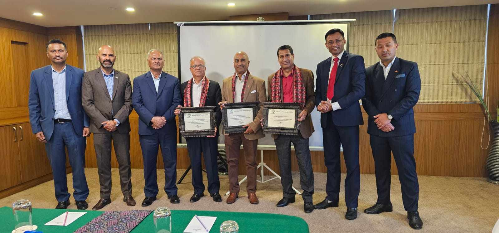 जीवन बीमक संघद्वारा पाँचजना पूर्वसीईओहरु सम्मानित