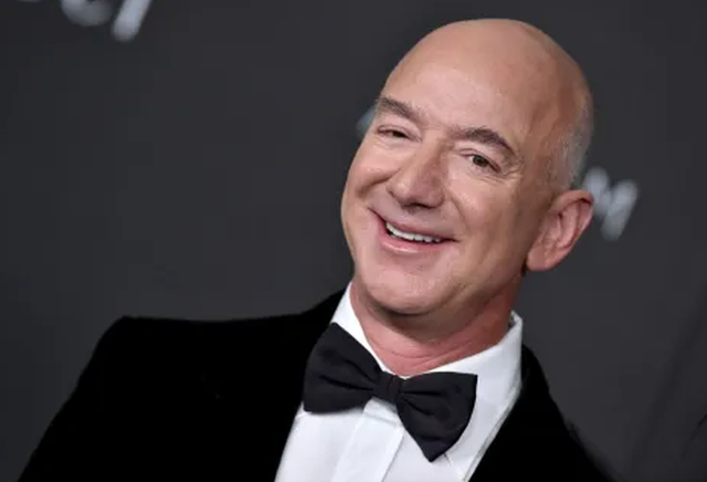 बर्नार्डलाई पछि पार्दै जेफ बेजोस बने विश्वकै धनीव्यक्ति, २०० अर्ब डलरको क्लबमा बेजोस मात्रै