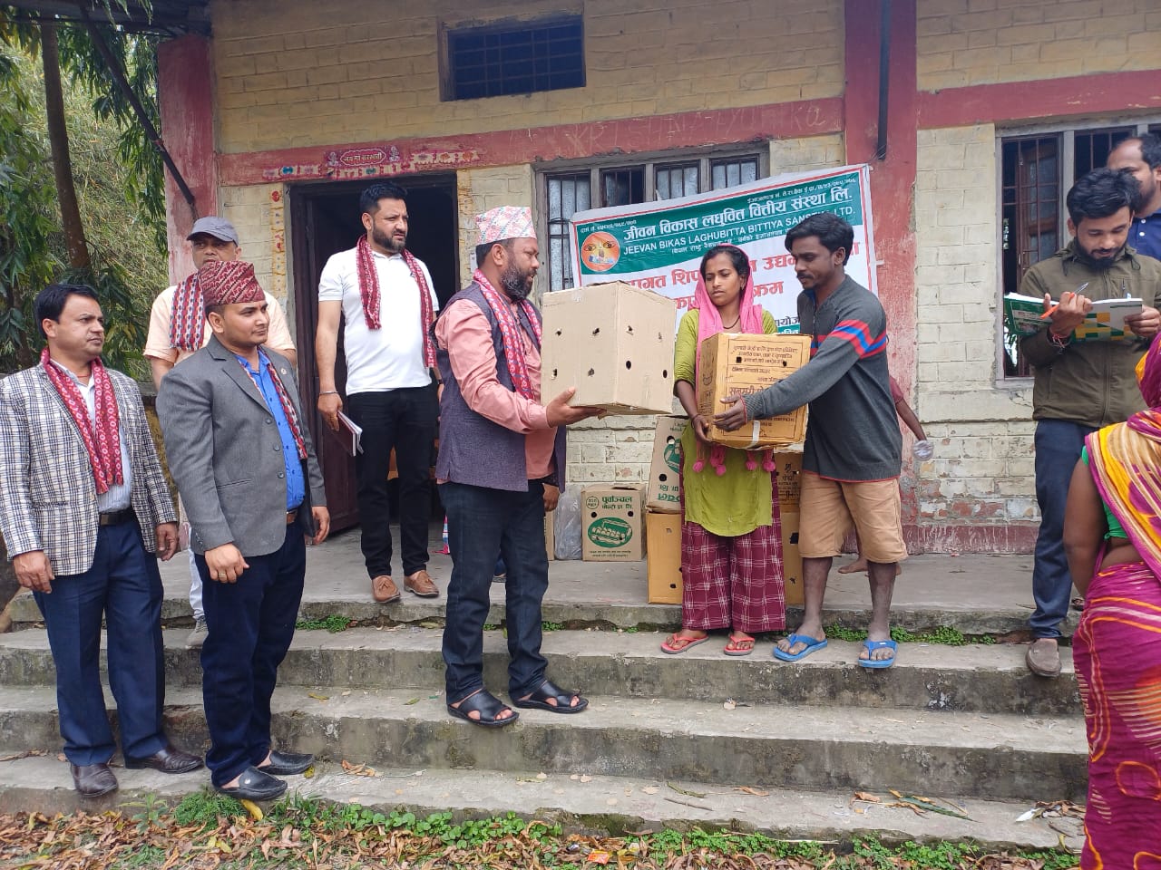 बेतौनाका विपन्न परिवारलाई जीवन विकास लघुवित्तद्वारा बिउ पूँजी स्वरुप ९० जोड परेवा प्रदान