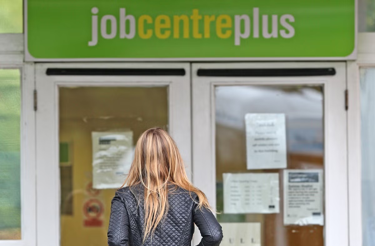 मन्दीका कारण बेलायतमा बढ्यो बेरोजगारी, घट्यो ज्याला वृद्धिदर