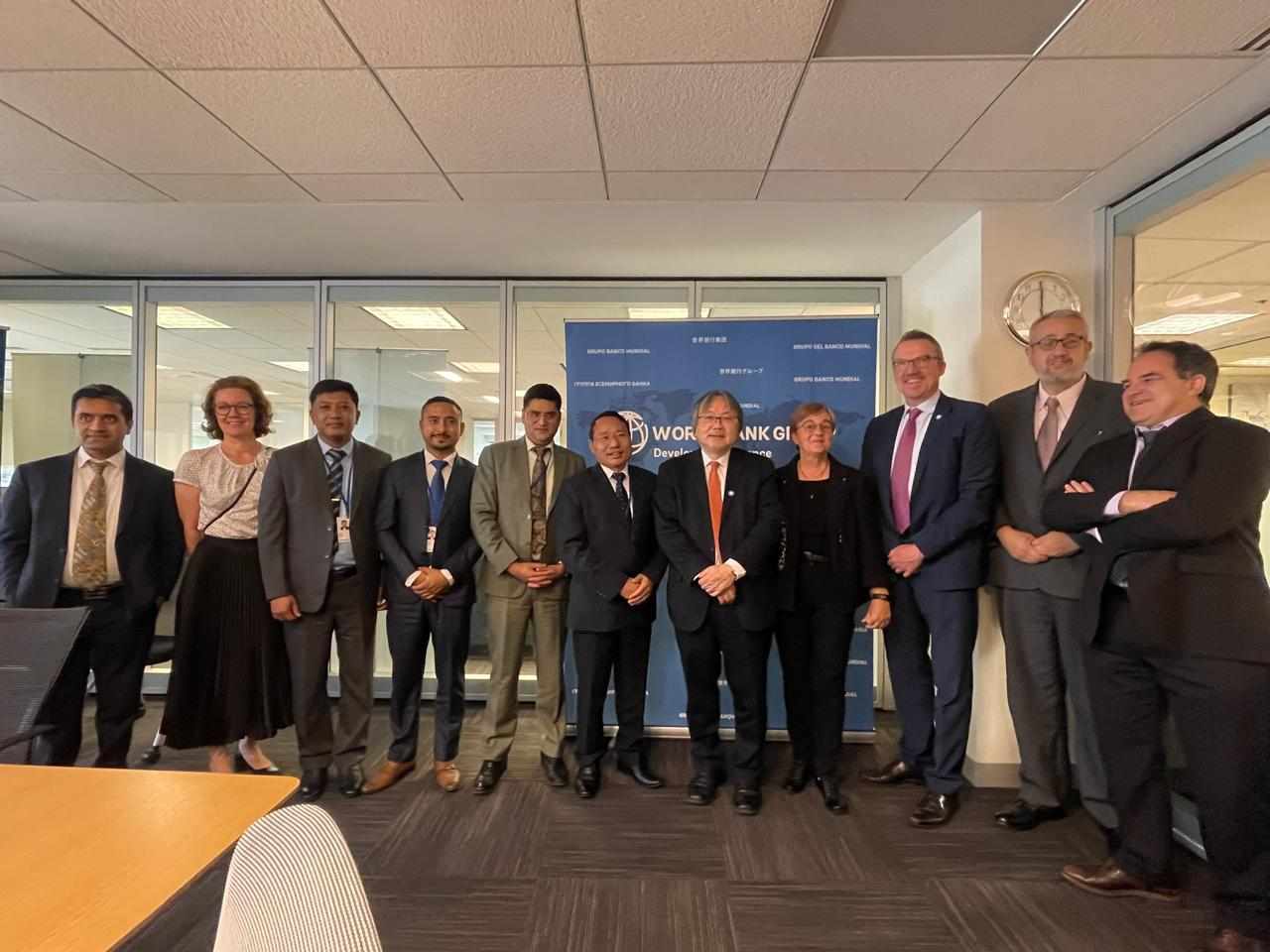 अर्थमन्त्री पुनद्वारा विश्व बैंकका दुई उपाध्यक्ष र वित्त निगमका उपाध्यक्षसँग भेट, नेपालमा लगनाी बढाउन अपिल