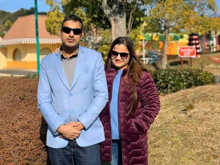 बैवाहिक बर्षगाँठको अवसरमा अस्मिताले पाइन् २० लाखको बीमा पोलिसी उपहार