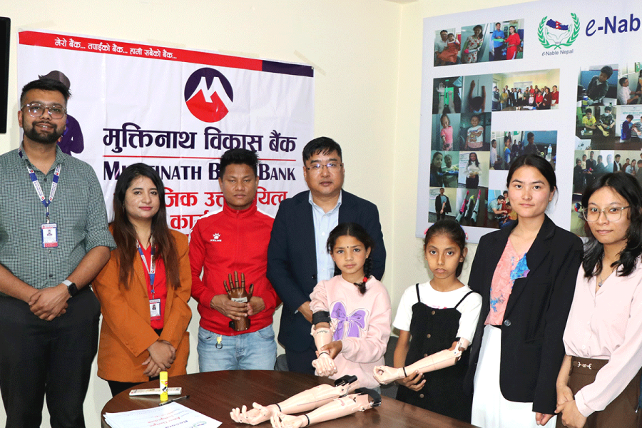 मुक्तिनाथ विकास बैंकद्वारा कृत्रिम हात वितरण