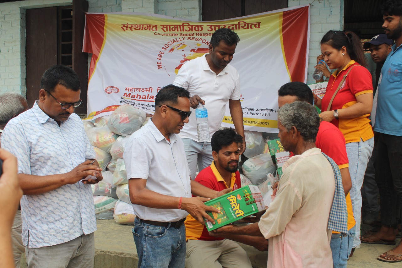 महालक्ष्मी विकास बैंकले आगलागी पिडितलाई दियो राहत सामाग्री