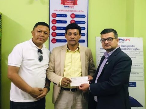 नेपाल लाइफले श्रेष्ठको परिवारलाई दियो ३० लाख रुपैयाँ मृत्यु दाबी वापतको रकम