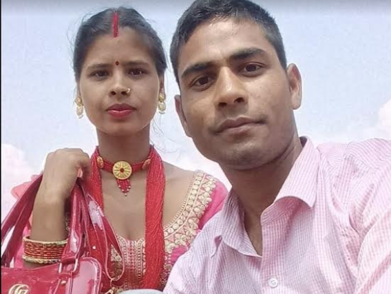 ठगुन्ना दम्पतिले वैवाहिक वर्षगाँठमा छोरीलाई दिए बीमा पोलिसी उपहार