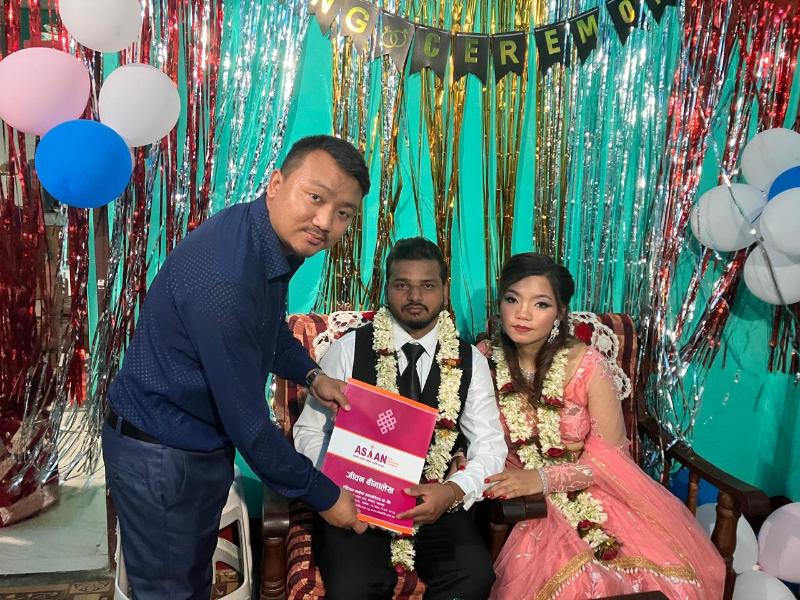 विवाहमा तिलुले आफ्नो ज्वाइँलाई दिए १२ लाखको बीमा पोलिसी उपहार