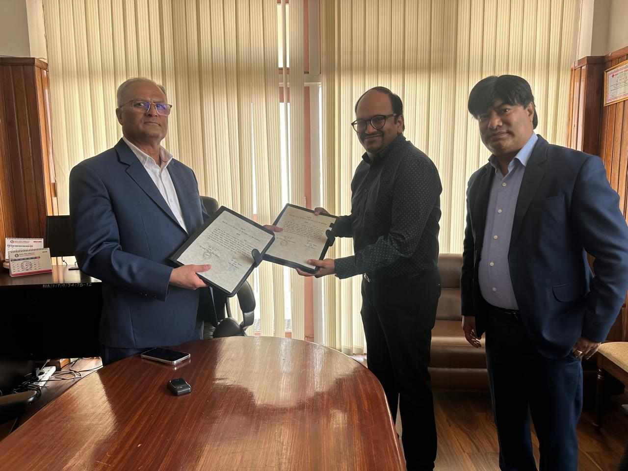 क्रेष्ट माइक्रो लाइफका अध्यक्ष ऋषिराज मोरले लिए सपथ