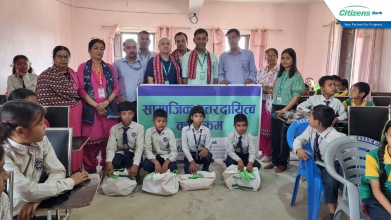 सिटिजन्स बैंकद्वारा विद्यालयलाई पोशाक वितरण