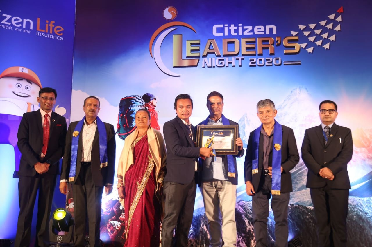 पत्रकारितासँगै बीमा क्षेत्रमा जमेर व्यवसाय गर्दै अशोक, भन्छन् अभिकर्ता पेसाभन्दा पनि सेवा हो