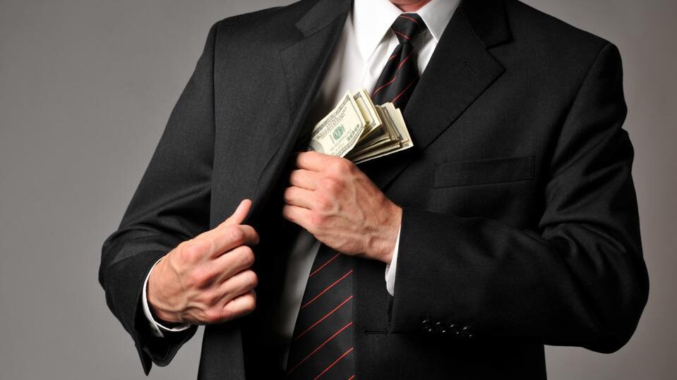 बीमितको पैसा अभिकर्ताको खल्तीमा, ८ वर्षका लागि काम गर्न प्रतिबन्ध