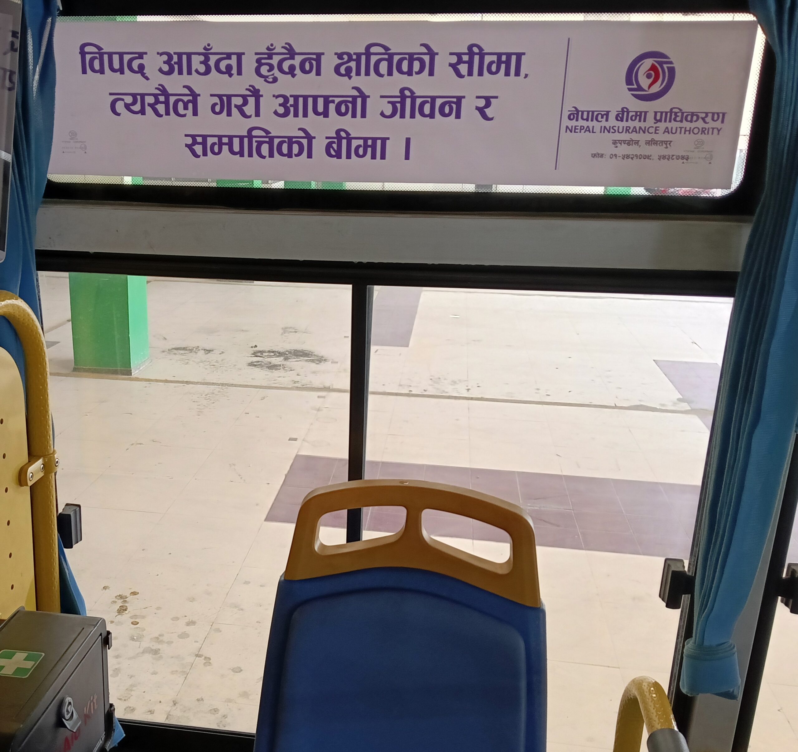 साझा बसमा बीमा प्राधिकरणले टाँस्यो बीमा सन्देश उल्लेख भएका स्टिकर