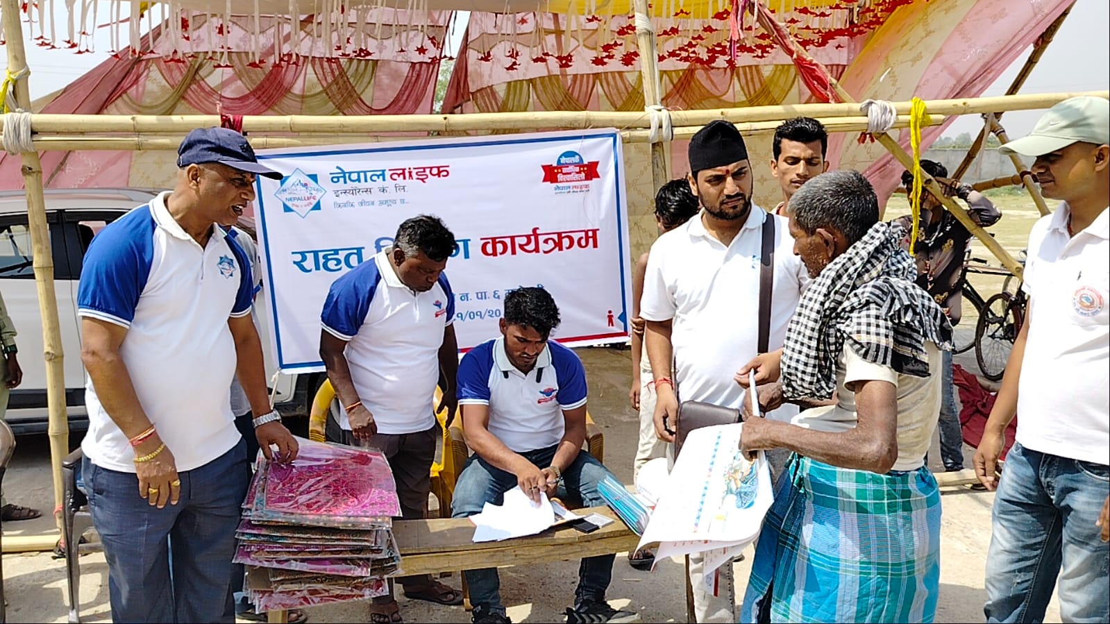 आगलागीका कारण घरविहीन भएकालाई नेपाल लाइफद्वारा राहत सामग्री प्रदान