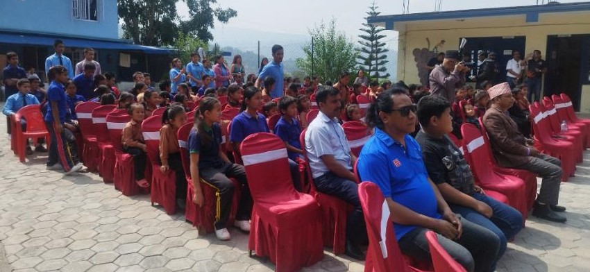 महालक्ष्मी विकास बैंकद्वारा छात्रवृत्ति वितरणका लािग आर्थिक सहयोग