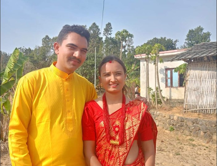 दिपेन्द्रले श्रीमतीको जन्मदिनमा दिए १० लाखको बीमा पोलिसी उपहार