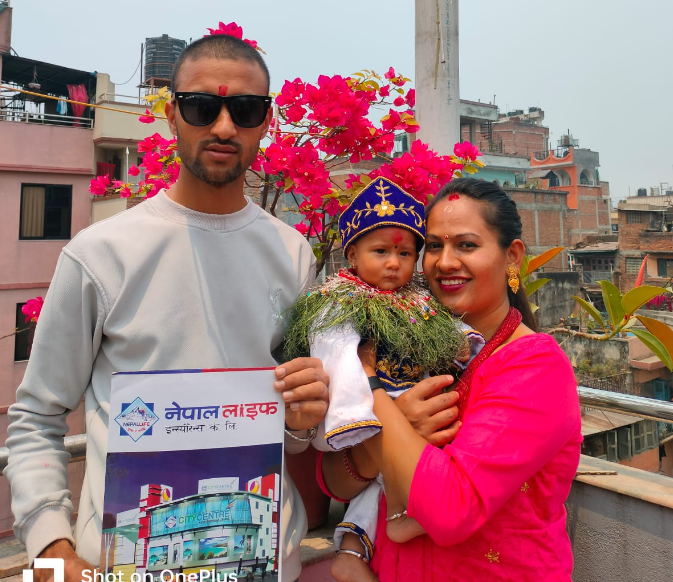 गौतम दम्पतीले छोरालाई पास्नीमा  दिए ५ लाख रुपैयाँको बीमा पोलिसी उपहार
