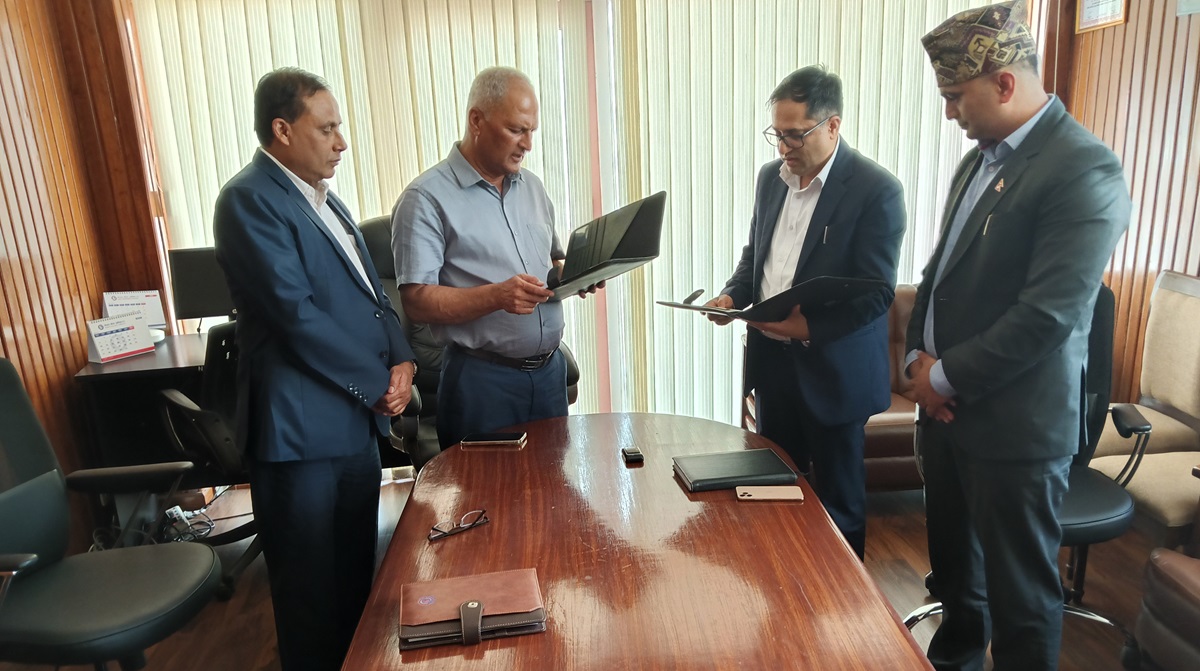 राष्ट्रिय जीवन बीमा कम्पनीका नवनियुक्त अध्यक्ष महेश बरालले लिए सपथ