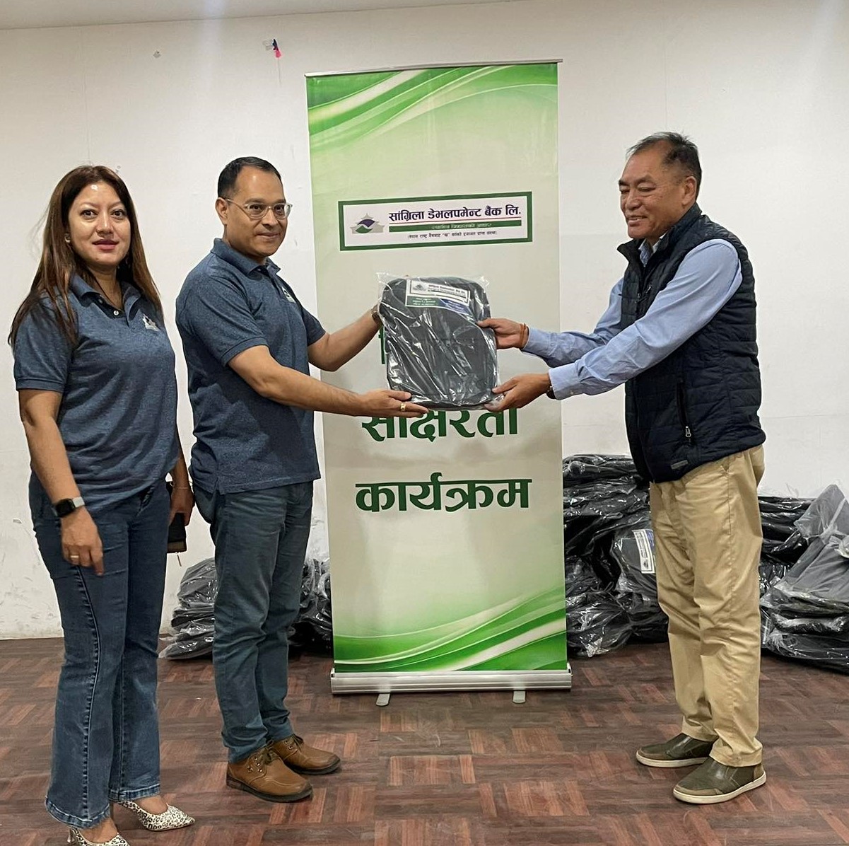 महेन्द्र राष्ट्रिय माध्यमिक विद्यालयका विद्यार्थीलाई सांग्रिला डेभलपमेन्ट बैंकले वितरण गर्यो ब्याग