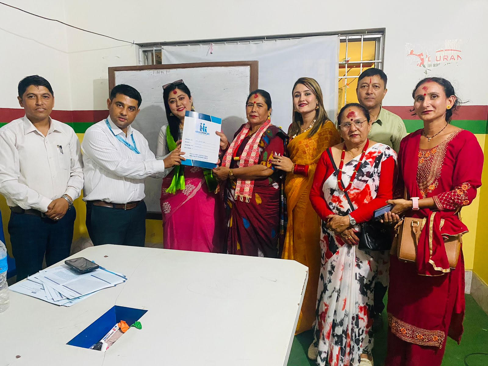 मातातिर्थ औंसीको अवसरमा आमालाई बीमा पोलिसी उपहार