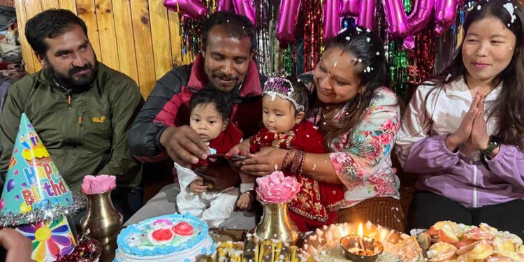 लक्ष्मणले दिए छोरीको जन्मदिनमा १० लाखको बीमा पोलिसी उपहार