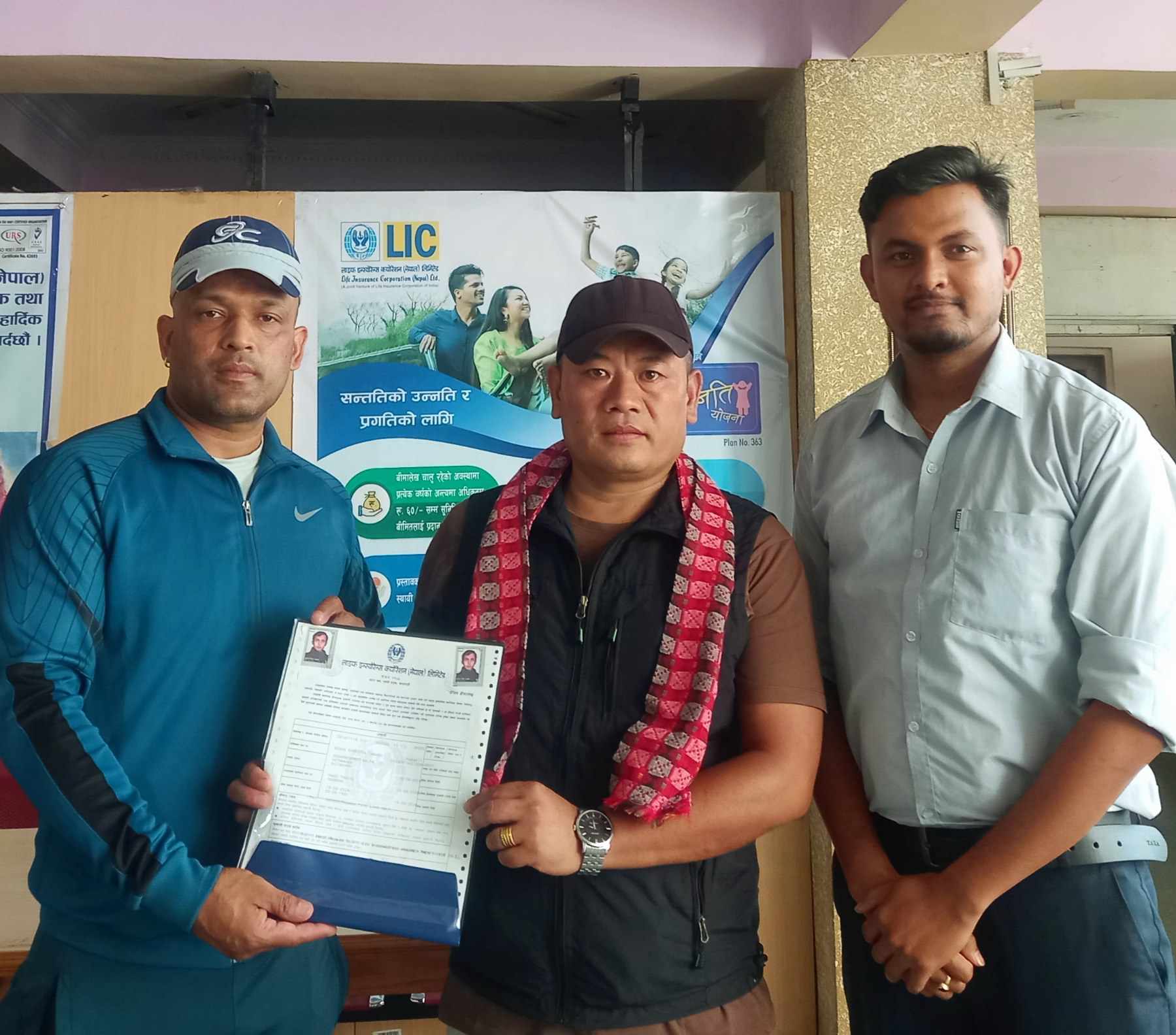 रविले छोरा र श्रीमतीको जन्मदिनमा दिए बीमा पोलिसी उपहार