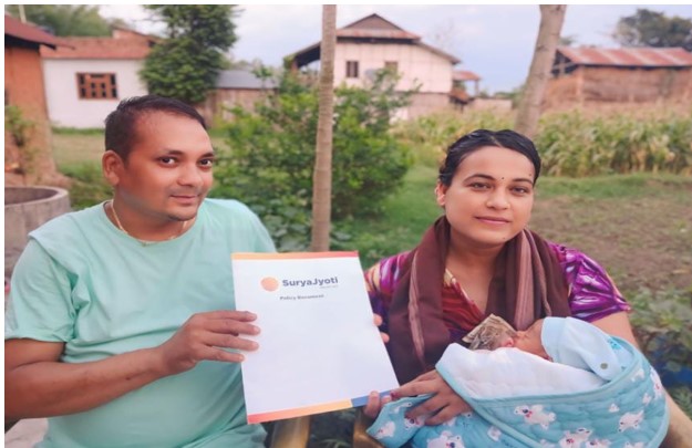 सन्तोषले छोराको न्वारनमा दिए १५ लाखको बीमा पोलिसी उपहार