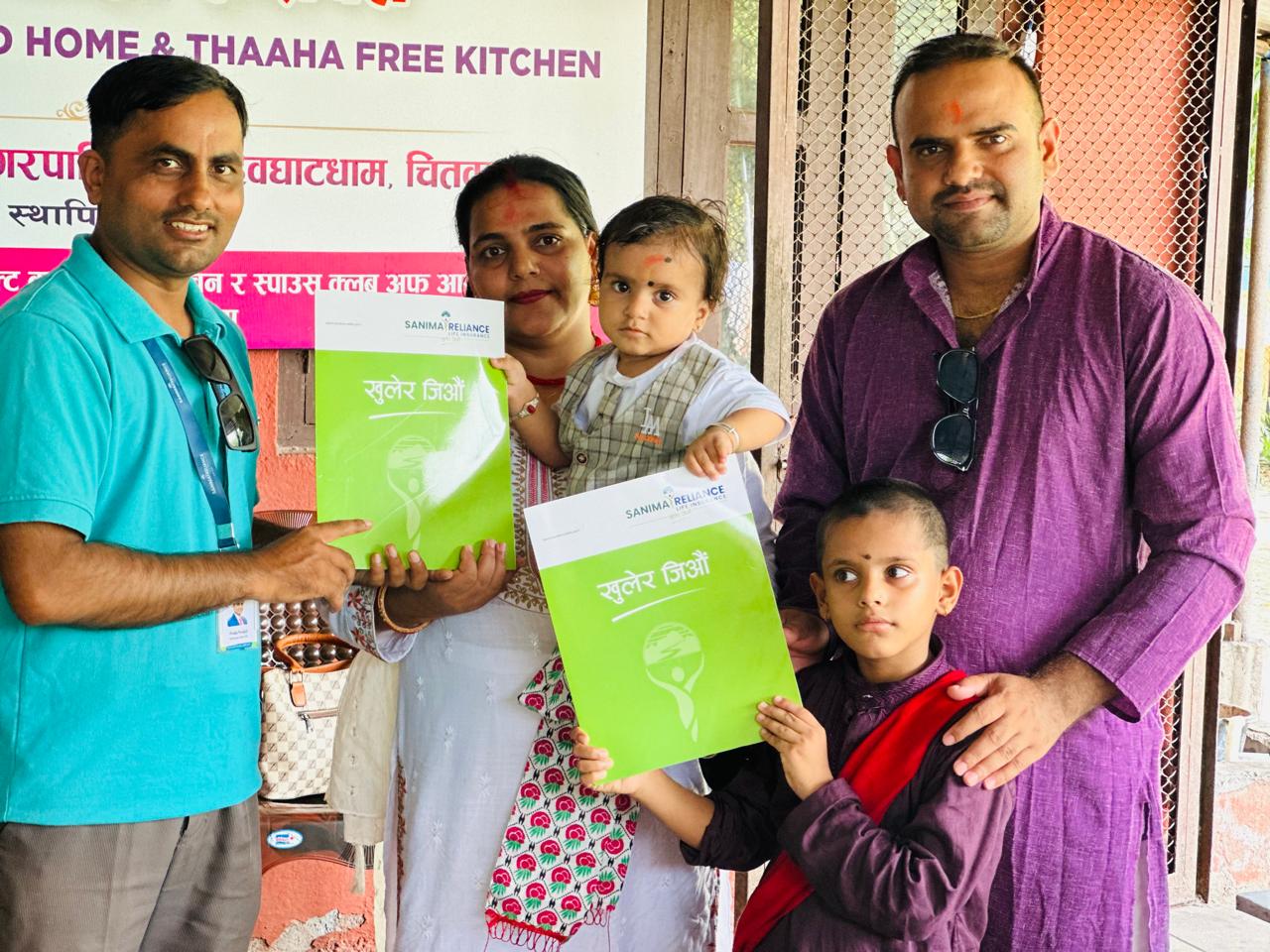 न्यौपाने दम्पतीले छोराको जन्मदिनमा दिए बीमा पोलिसी उपहार