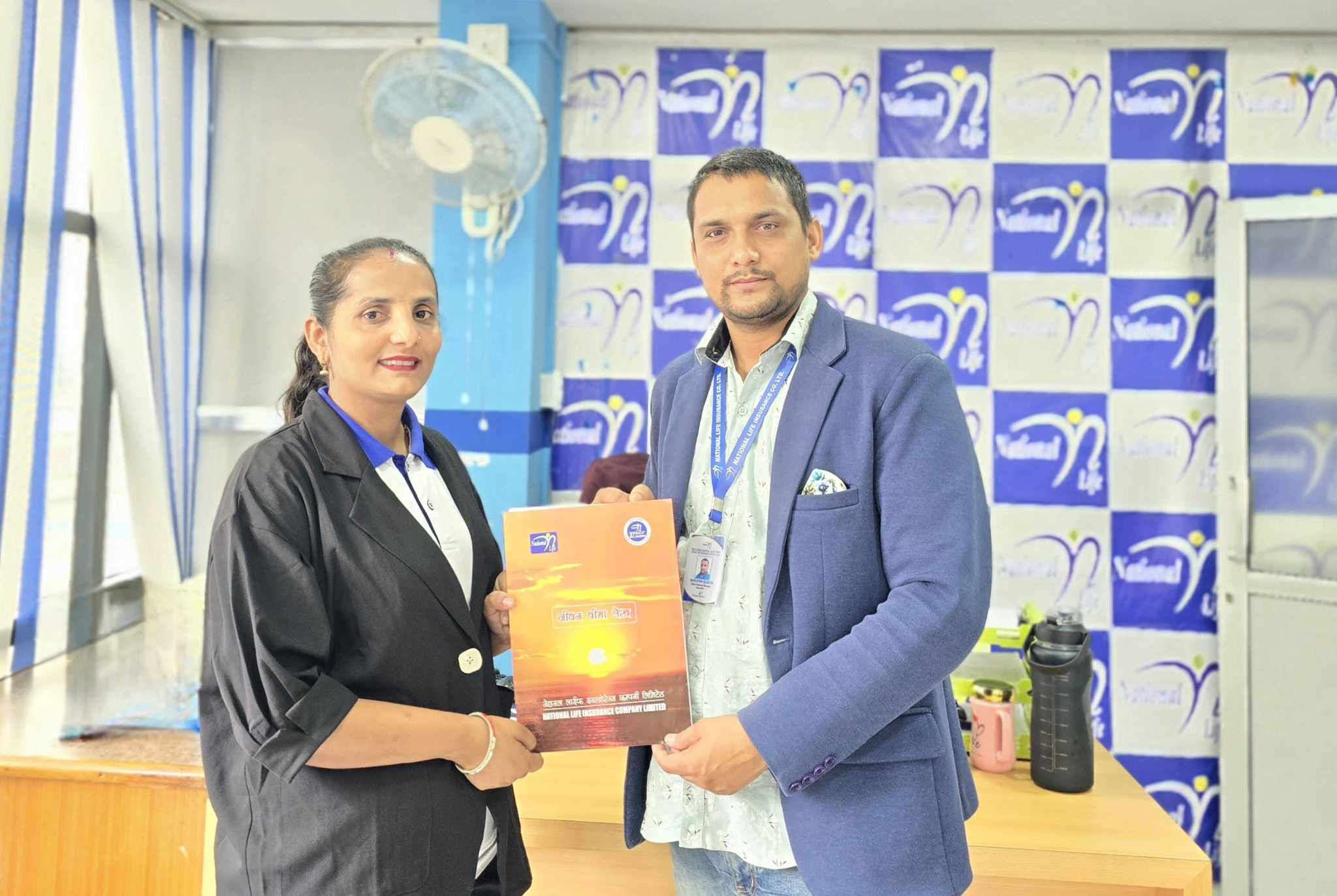 वैवाहिक वर्षगाँठमा नारायणले श्रीमतीलाई दिए १७ लाखको बीमा पोलिसी उपहार