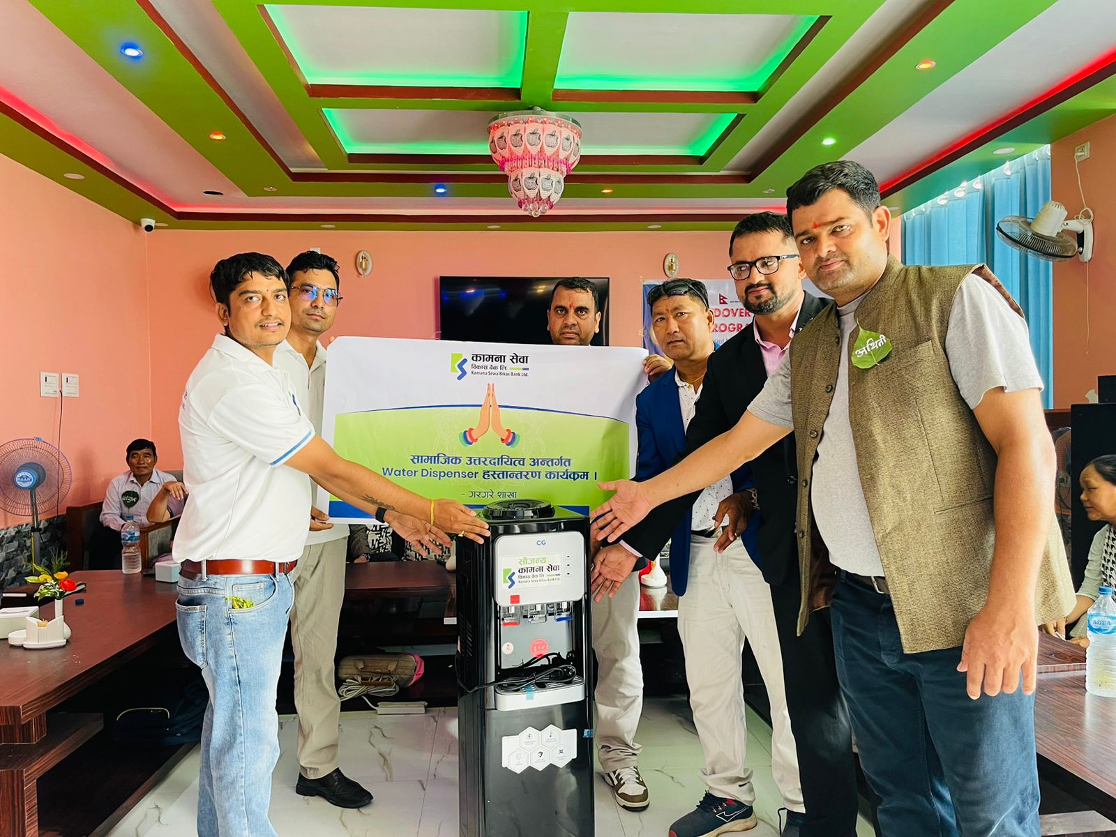 कामना सेवा विकास बैंकद्वारा हस्पिटललाई वाटर डिस्पेन्सर हस्तान्तरण