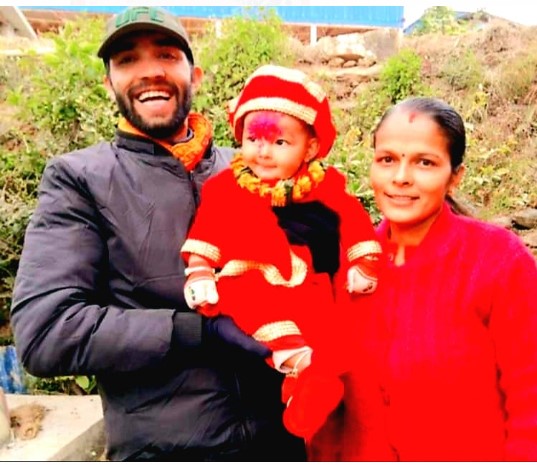 सर्जकले आफ्नो जन्मदिनमा पाए एशियन लाइफको बीमा पोलिसी उपहार