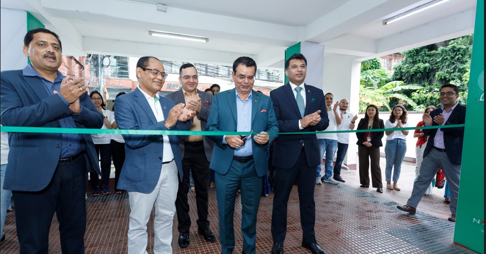 नबिल बैंकको परिसरमा ‘चार दशक नेपालको’ शीर्षकको तस्बिर प्रदर्शनी, हेर्नेको भीड