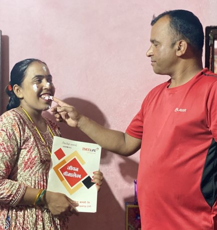 जन्मदिनको उपहारः चिरञ्जीवीले दिए ५ लाखको बीमा पोलिसी