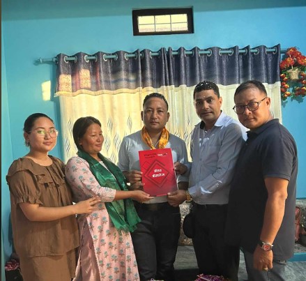 श्रीमानको जन्मदिनमा रिताले दिइन् ५ लाखको बीमा पोलिसी उपहार