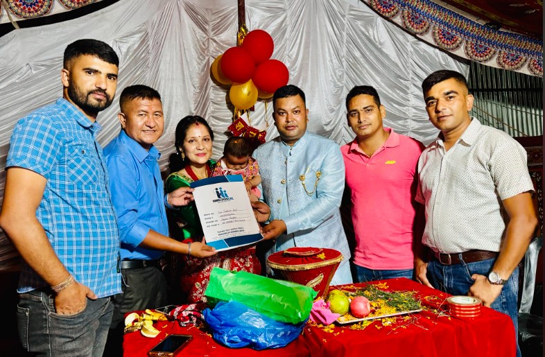 राउतका दम्पतीले सुभाश्रीको पास्नीमा दिए २० लाखको बीमा पोलिसी उपहार