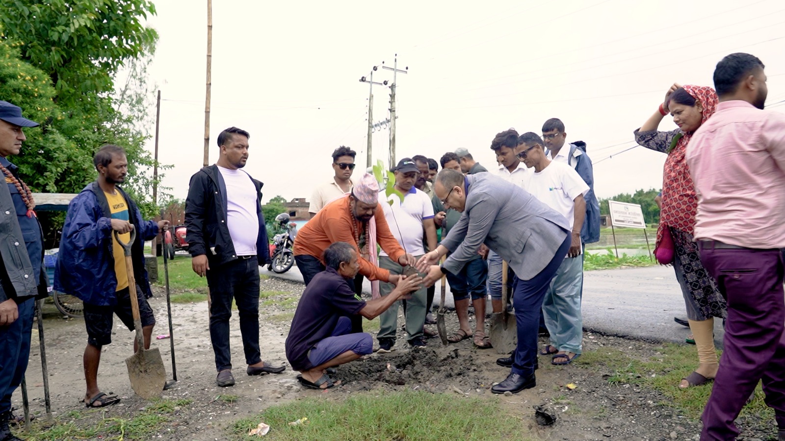 सांसद मण्डलको नेतृत्वमा सुरु भयो सडक किनारमा वृक्षारोपण अभियान