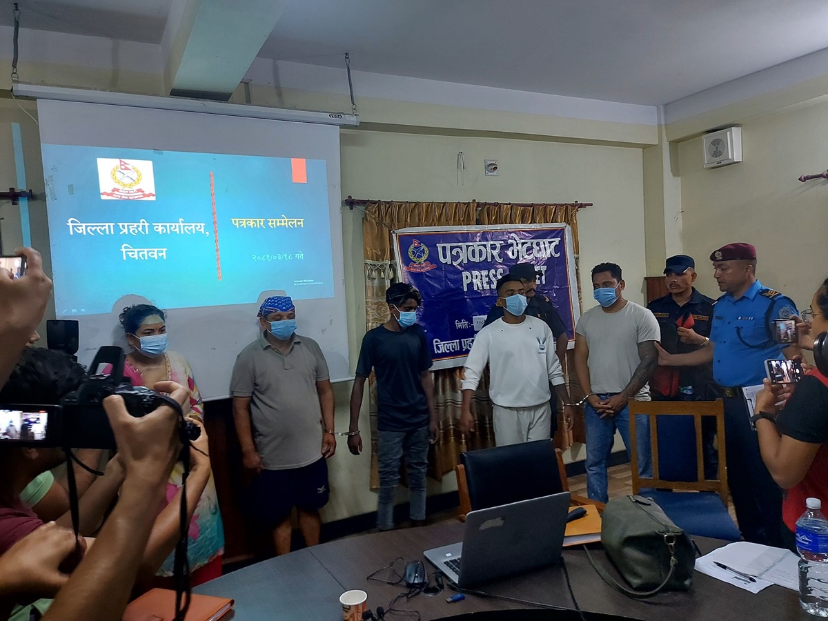 बीमाको करोडौँ रकम कुम्ल्याउन आफ्नै सुन पसलमा चोरी, चितवन प्रहरीले गर्यो पर्दाफास