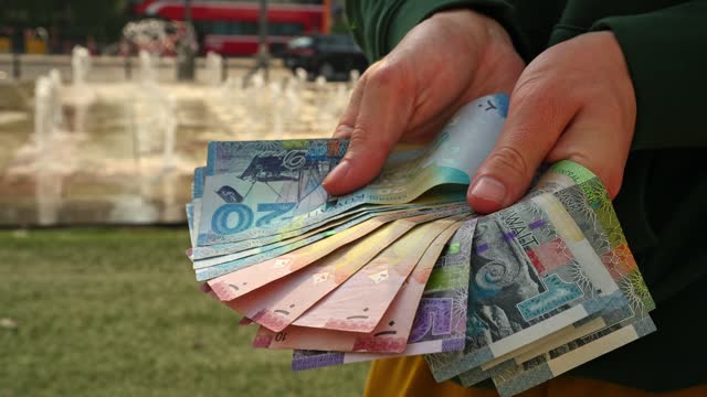 डलर, पाउन्ड र युरो होइन यो हो विश्वकै मूल्यवान मुद्रा