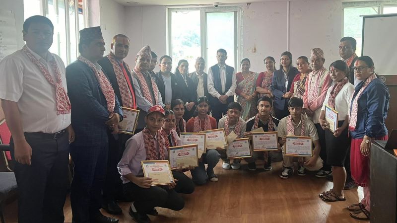 वालिङ नगरपालिकाले एसईईमा उत्कृष्ठ नतिजा ल्याउने विद्यार्थीलाई गर्यो पुरस्कृत